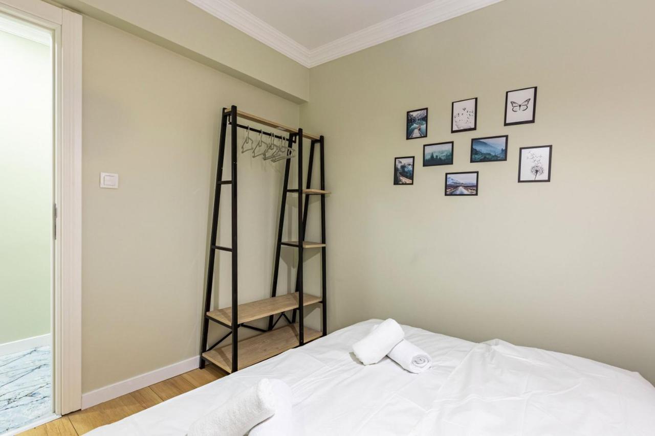 Modern And Well Designed Near Public Transportation In Maltepe Istambul